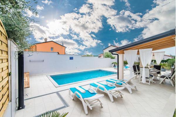 Villa Silver Novigrad With Private Pool エクステリア 写真